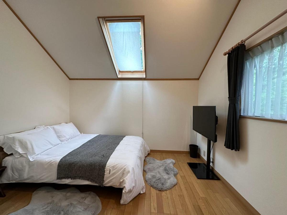鳥の街77号北軽井沢#木の香りに包まれる癒しの木house#吹き抜けのある貸切別荘#bbq#ダーツ#カラok#大画面プロジェクター#駐車可 Hébergement de vacances *