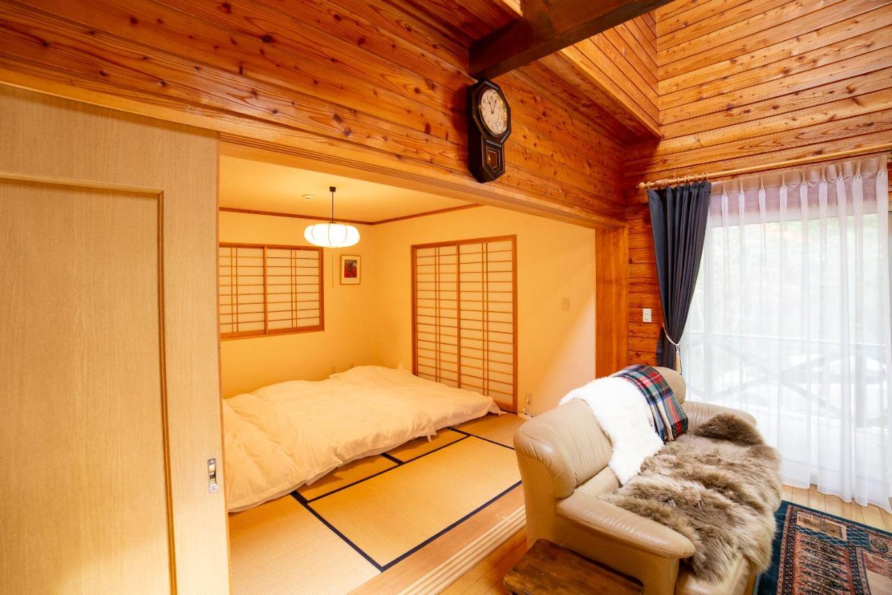 Hébergement de vacances 鳥の街77号北軽井沢#木の香りに包まれる癒しの木house#吹き抜けのある貸切別荘#bbq#ダーツ#カラok#大画面プロジェクター#駐車可 Tsumagoi